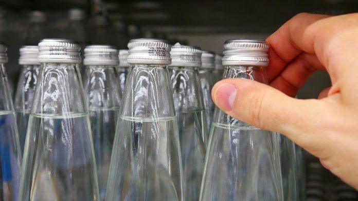 hitno-se-povlaci-ova-mineralna-voda-iz-prodaje:-otkriven-ozbiljan-rizik-po-zdravlje