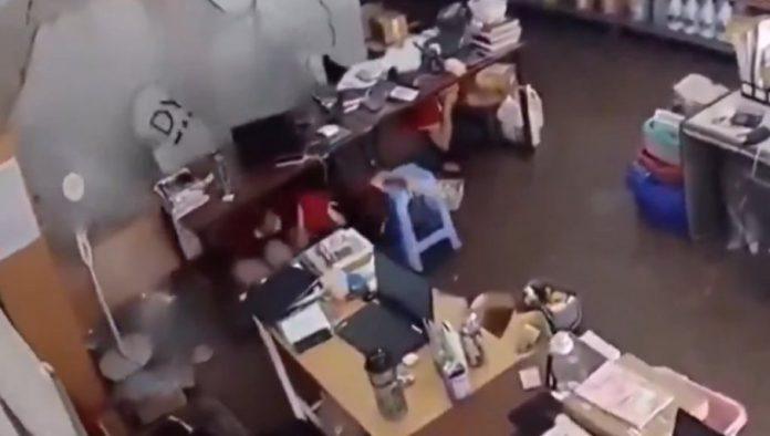 kamere-zabelezile-jezive-trenutke-udara:-tokom-noci-se-treslo-u-jos-jednom-delu-sveta,-magnutida-jaca-od-7-stepeni-po-rihteru-(video)