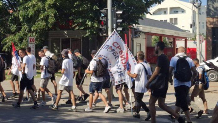 vijori-se-“srbija-pobeduje-”-novosadskim-ulicama:-gradani-krenuli-iz-novog-sada-peske-na-skup-u-beogradu-(video)