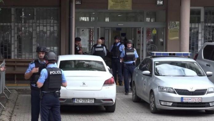 kurtijeva-policija-nastavlja-teror-nad-srbima:-smeta-im-rec-“zavet”-na-bilbordu,-pa-zabranili-postavljanje-istog
