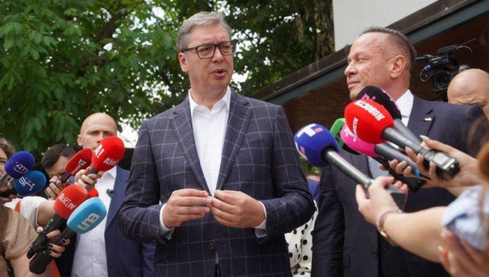 ovako-to-radi-drzavnik,-dok-lazovi-lazu:-kako-je-predsednik-vucic-dijalogom-i-hrabroscu-uspeo-da-mu-i-demonstranti-aplaudiraju-(video)