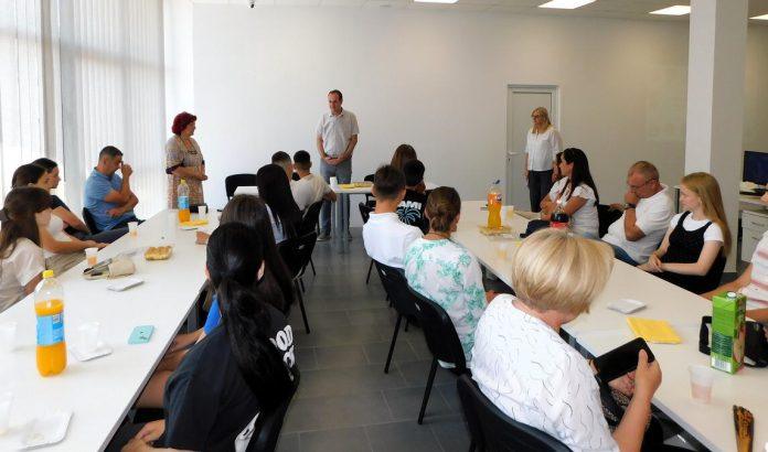 diplome-za-uspesne-osnovce-i-srednjoskolce:-regionalni-centar-za-talente-u-loznici