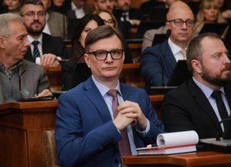 “MILAN RADOIČIĆ JE SRPSKI HEROJ, A VAS KURTI PUŠTA DA SE ŠETKATE PO KIM” Jovanov nokautirao Aleksića u Skupštini (VIDEO) “milan-radoicic-je-srpski-heroj,-a-vas-kurti-pusta-da-se-setkate-po-kim”-jovanov-nokautirao-aleksica-u-skupstini-(video)