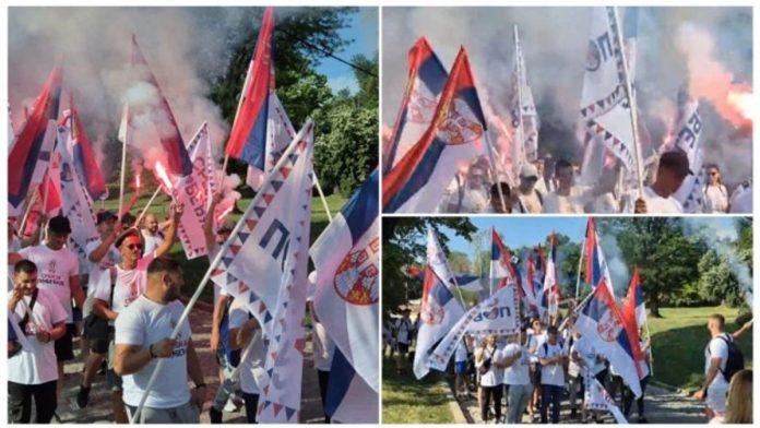 novosadani-koji-pesace-do-beograda-na-veliki-skup-stigli-u-indiju:-gradani-im-priredili-docek-uz-baklje-i-zastave-na-trgu-slobode-(video)