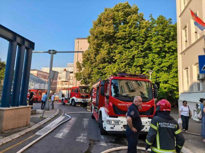 pozar-u-klinici-za-opekotine-u-beogradu:-drama-u-pasterovoj-ulici,-pacijenti-hitno-evakuisani,-poznato-sta-je-gorelo-(foto)