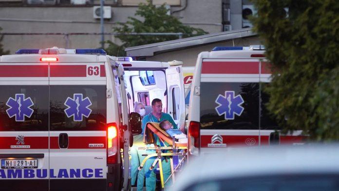 muskarac-tesko-povreden-strasna-saobracajna-nesreca-u-dobanovcima:-pretrcavao-ulicu-kada-ga-je-pokosio-bmw,-doktori-mu-se-bore-za-zivot