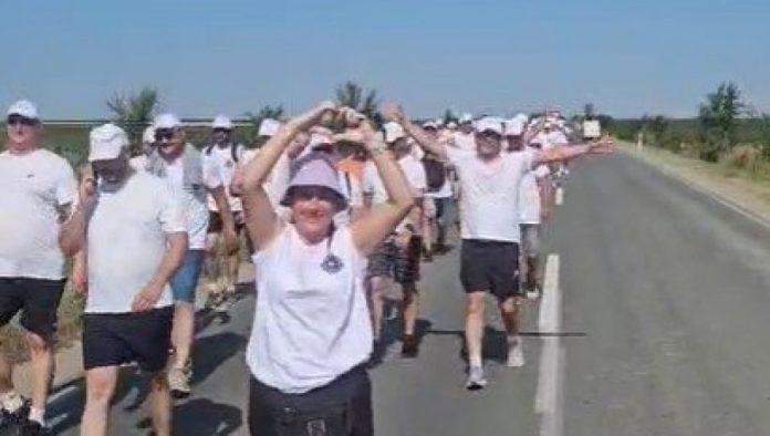 velicanstvene-scene-uoci-skupa-u-beogradu:-reke-ljudi-pesace-ka-prestonici-uz-jasnu-poruku-“srbija-pobeduje”-(foto/video)