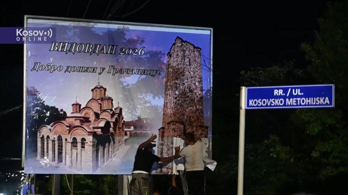 “vidovan-2026-–-dobro-dosli-u-gracanicu”-kurtijeva-policija-sprecila-postavljanje-bilborda,-radnici-opstine-gracanica-postavili-novi-(video)