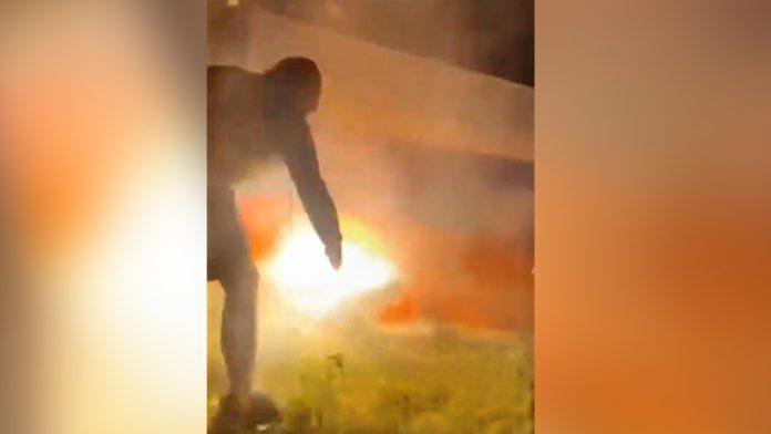 “odvratni-cin”-huligani-skinuli-i-zapalili-zastavu-rs,-skrnavljenje-osudili-cvijanovic-i-stevandic-(video)