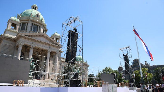 traju-pripreme-za-sutrasnji-skup-sns-ispred-skupstine-srbije:-ulice-zatvorene,-postavlja-se-bina,-a-ovo-je-kompletan-program-(foto)