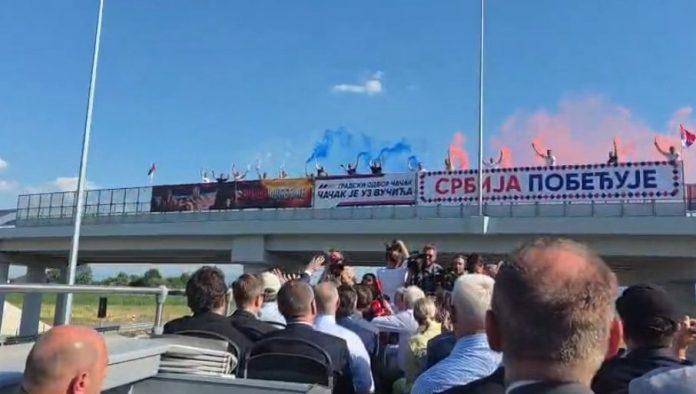 “aco,-srbine”-gradani-sa-nadvoznjaka-pozdravljaju-predsednika-vucica-tokom-obilaska-deonice-autoputa-adrani-preljina-(video)