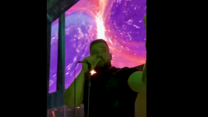 pevac-prekinuo-nastup!-gestom-odusevio-sve,-evo-sta-je-uradio-zbog-mladog-stefana:-“pocecemo-od-nas,-ko-koliko-moze”-(video)