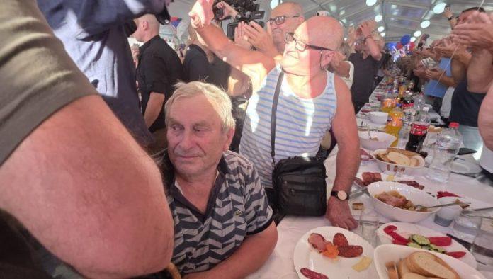 bilo-je-i-suza!-deka-zaplakao-kad-je-ugledao-predsednika-vucica-(foto)