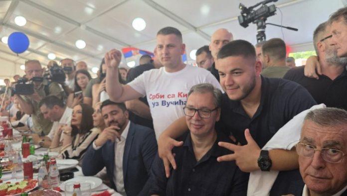 vucic-se-slikao-sa-srbima-sa-kim:-tri-prsta-i-poruka-–-“srbi-sa-kim-uz-vucica”