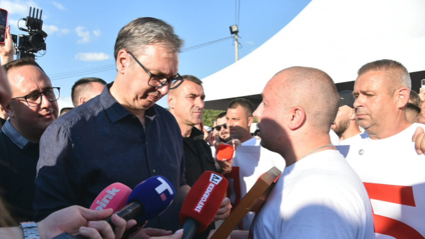 Срби-са-КиМ-председнику-Вучићу-у-Опланићима-уручили-икону-Светог-Лазара