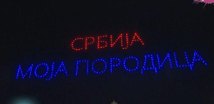 mocna-poruka-sa-neba-iznad-beograda!-pogledajte-nesvakidasnji-prizor-ispred-skupstine-u-beogradu-dronovi-spektakularno-najavili-skup-“srbija-jedna-porodica”
