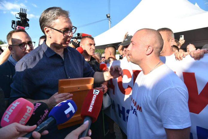vucic-dobio-prelep-poklon-od-mladih-sa-kim!-kamera-zabelezila-emotivan-trenutak:-cak-350-srba-sa-kim-stiglo-u-kraljevo-da-podrze-predsednika-(foto)