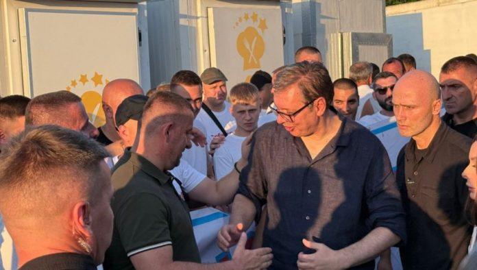 ne-prestaje-“aco,-srbine”:-gradani-uz-skandiranje-ispracaju-vucica-iz-oplanica-(video)