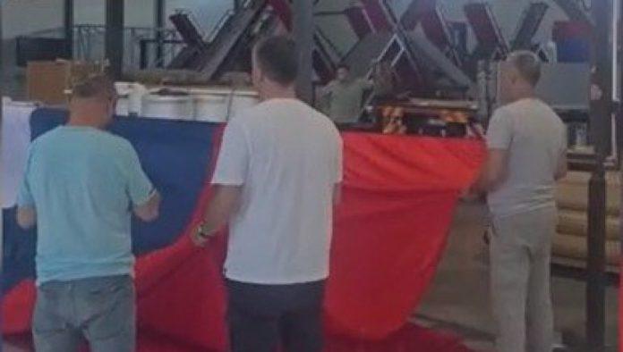 poslednje-pripreme:-najveca-srpska-trobojka-ikada-pojavice-se-na-skupu-„srbija,-jedna-porodica“-(video)