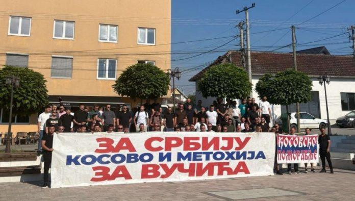 viore-se-srpske-trobojke:-grupa-srba-sa-kim-krenula-put-kraljeva-da-podrze-politiku-predsednika-vucica-(foto)