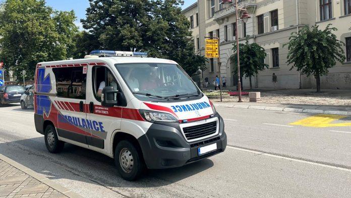 zena-se-zakucala-autom-u-kafanu!-teska-nesreca-u-cacku:-presla-u-suprotnu-traku,-sletela-s-puta,-pa-uletila-medu-ljude