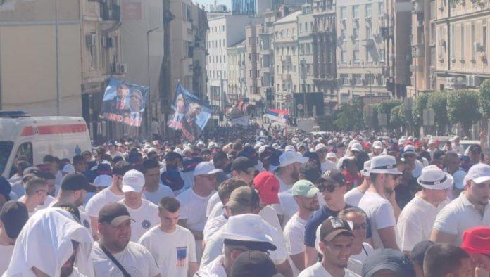 skandiraju-vucicu:-sve-vise-ljudi-stize-na-skup-“srbija-jedna-porodica”-(video)