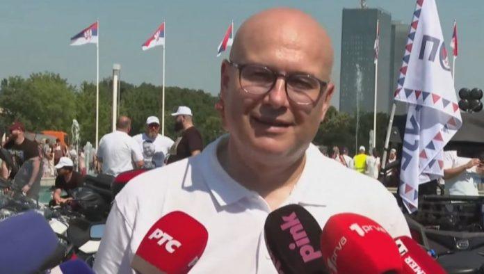 “grb-i-zastava-su-iznad-svega,-bez-obzira-na-razlike”:-milos-vucevic-poslao-snaznu-poruku-sa-skupa-“srbija-jedna-porodica”-(video)