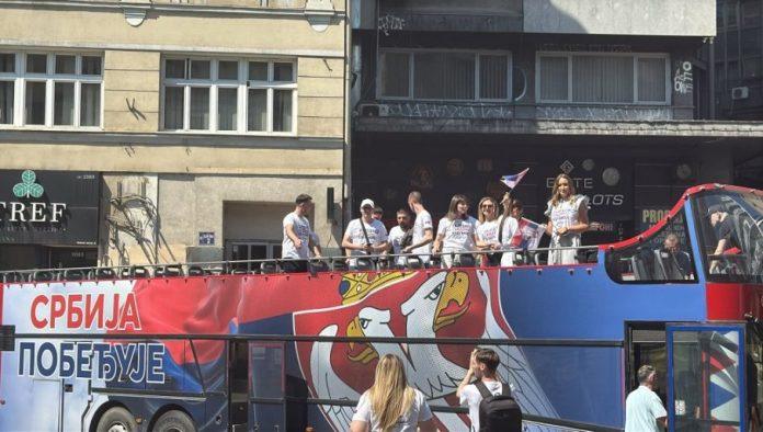prelepe-scene-u-beogradu:-mladi-u-autobusu-sa-zastavom-srbije-porucuju-da-„srbija-pobeduje“