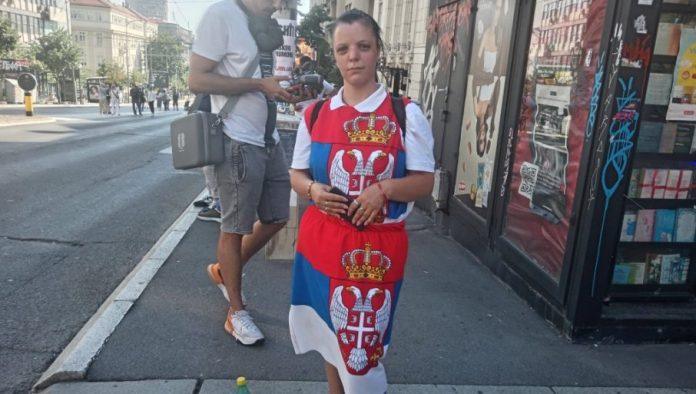 odevena-u-srpsku-zastavu-stigla-na-skup:-devojka-svojim-izgledom-poslala-jasnu-poruku-podrske-predsedniku-vucicu