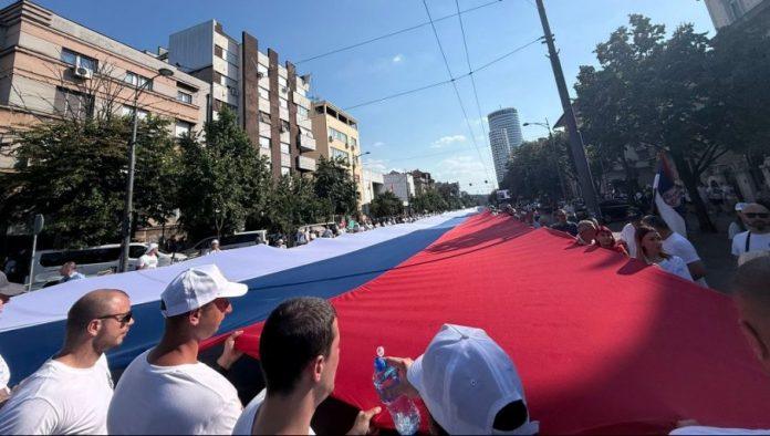 prizor-oduzima-dah,-nemoguce-ju-je-celu-snimiti:-srpsku-trobojku-nosi-2.500-ljudi,-dugacka-je-500-metara,-a-teska-oko-tonu-(foto/video)
