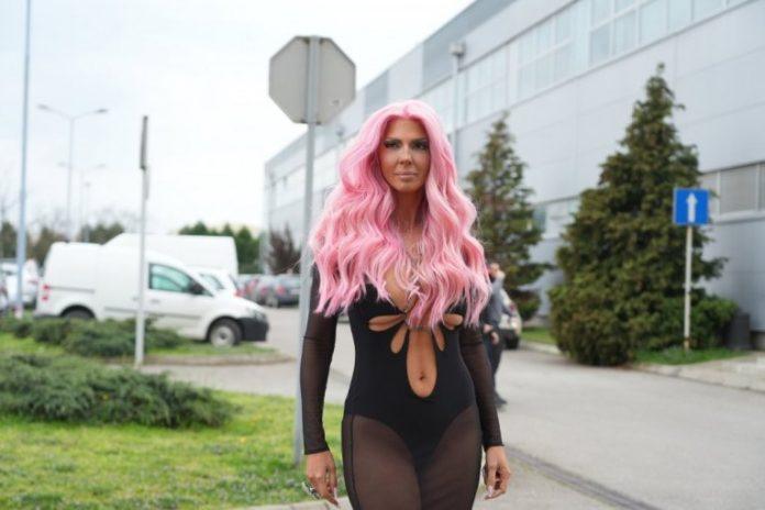 snimak-gole-jelene-karleuse-procurio-u-javnost:-vise-nista-nije-enigma!-(video)