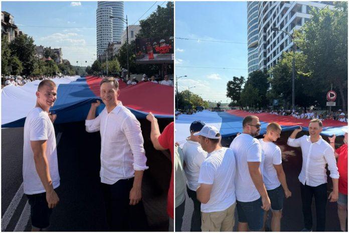 mali-na-celu-kolone,-a-u-rukama-istorijska-srpska-trobojka!-vijori-se-najveca-zastava-–-visa-od-kule-beograd!-ministar-na-skup-stigao-sa-bajkerima!-(video)
