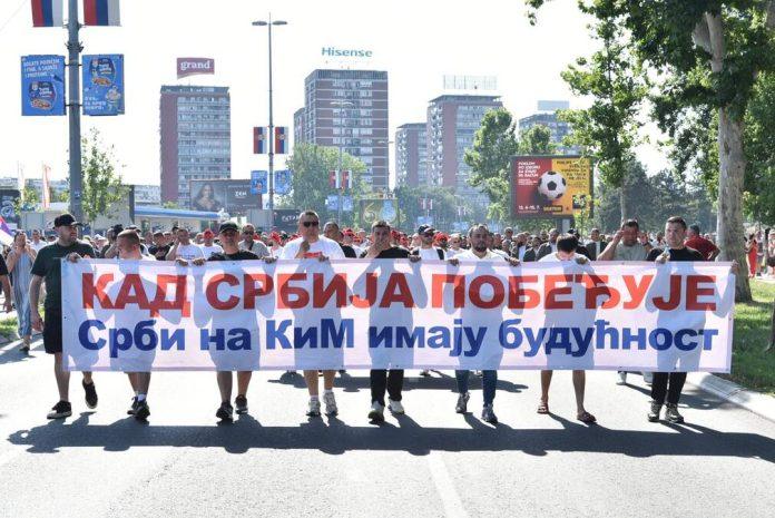 “kad-srbija-pobeduje,-srbi-na-kim-imaju-buducnost”-vise-od-5.000-srba-sa-kim-stize-na-skup-u-beograd!-na-celu-kolone-transparent-podrske,-odjekuje-“aco-srbine”
