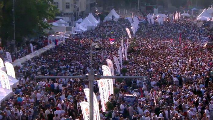 (foto,-video)-zavrsen-veliki-miting-“srbija-jedna-porodica”-ispred-skupstine-roboti-igrali-kolo-na-muziku-vuka-dokica,-prisustvovali-predstavnici-srba-iz-regiona:-veliki-broj-gradana-bio-i-u-okolnim-ulicama