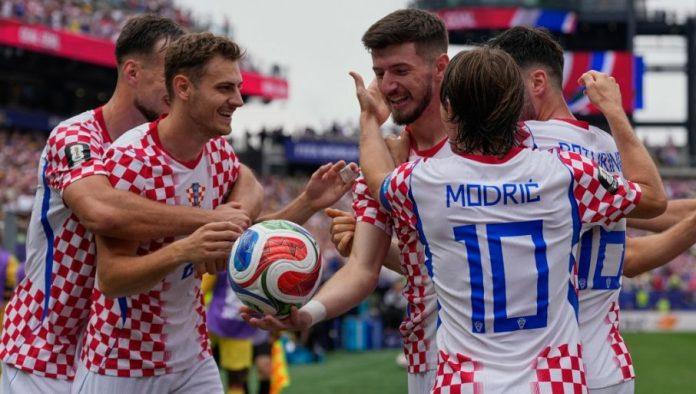 hrvatska-pobedila-ganu:-“vatreni”-u-finisu-slomili-“crne-zvezde”-i-prosli-u-nokaut-fazu-mundijala-(foto/video)