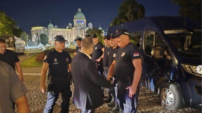 dacic-obisao-pripadnike-mup-koji-su-obezbedivali-danasnji-skup-sns:-“sigurnost-i-stabilnost-ostaju-nas-glavni-prioritet”-(foto)
