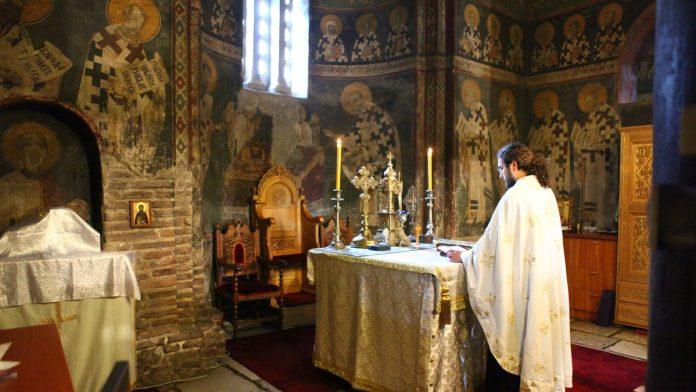 vidovdan-okupio-srbe-u-gracanici!-mitropoliti-joanikije-i-teodosije-sluze-liturgiju,-bice-dodeljeni-i-ordeni-“majka-devet-jugovica”