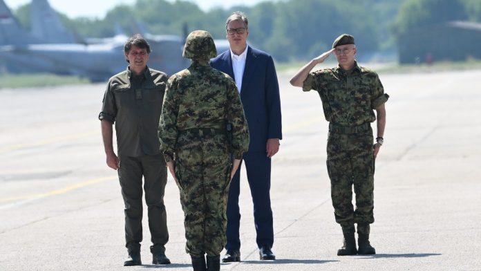 u-martu-krecemo-sa-sluzenjem-vojnog-roka!-vucic-na-prikazu-novih-sredstava-vojske-srbije-u-batajnici:-bice-kratak,-ali-vojska-ce-tad-biti-sve-snaznija-(foto,-video)