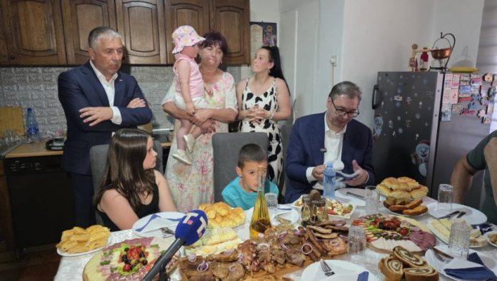 pravo-srpsko-domacinstvo:-vucic-u-poseti-porodici-sa-petoro-dece