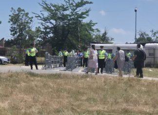 “POLICIJA” NA GAZIMESTANU U NIKAD VEĆEM BROJU: Šiptari ni na Vidovdan Srbima ne daju mira (VIDEO) “policija”-na-gazimestanu-u-nikad-vecem-broju:-siptari-ni-na-vidovdan-srbima-ne-daju-mira-(video)