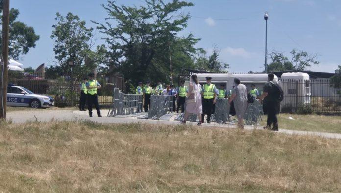“policija”-na-gazimestanu-u-nikad-vecem-broju:-siptari-ni-na-vidovdan-srbima-ne-daju-mira-(video)
