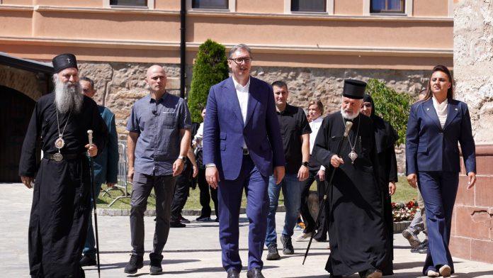 vucic-u-ravanici,-druzio-se-sa-gradanima-prisutni-i-predstavnici-srba-iz-regiona-i-patrijarh-porfirije