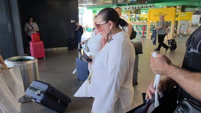 dugu-kosu-skratila-i-vezala-je-u-nizak-rep-folkerku-ljudi-jedva-prepoznali-u-beogradu:-stavila-i-masivne-minduse-i-predimenzionirane-naocare-na-lice-(video)