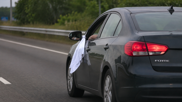 vozaci-vezuju-belu-krpu-za-prozor-automobila-i-imaju-dobar-razlog-za-to:-malo-ko-zna-sta-ovo-zapravo-znaci,-evo-zasto-ne-bi-trebalo-da-ga-ignorisete