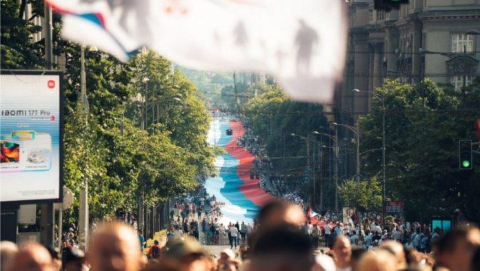 mocne-slike-najvece-srpske-zastave:-ujedinjena-srbija-podrzala-vucica
