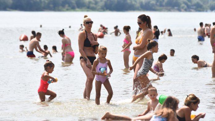 na-ovim-kupalistima-vrebaju-najvece-opasnosti-ako-vidite-plivaca-koji-pravi-ove-pokrete,-odmah-zovite-pomoc:-jedna-greska-moze-i-vas-povuci-na-dno!