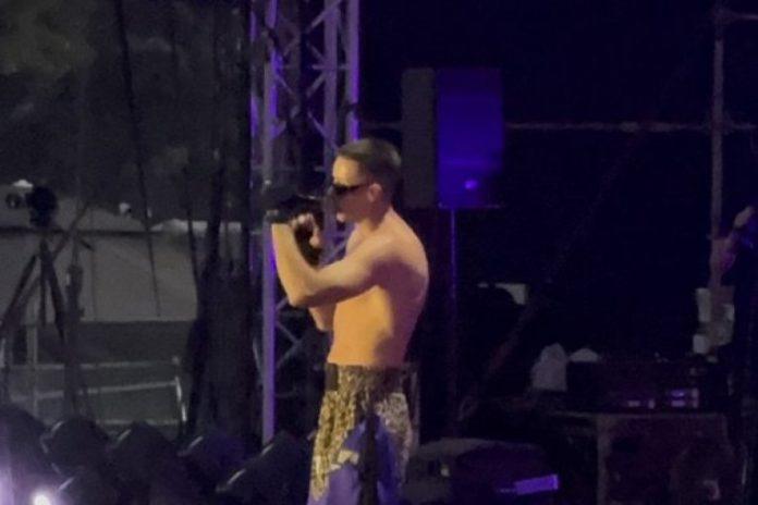 skinuo-se-gazda-paja!-reper-pokazao-isklesane-misice,-devojke-u-prvim-redovima-pale-u-trans!-(video)
