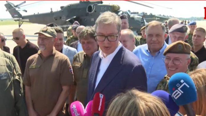danas-gadamo-“atakom”-sa-helikoptera-vucic-sa-pilotima:-najvise-volim-kada-je-u-nasim-rukama-mi-35,-jer-ima-poseban,-zlokoban-zvuk