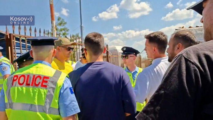 kurtijeva-policija-samarala-i-ponizavala-privedene-srbe-na-gazimestanu!-trazili-da-uzvikuju-“kosovo-republika”,-urinirali-na-deo-narodne-nosnje…