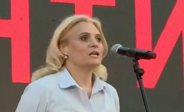 stvarno-se-sve-vidi-na-vidovdan!-blokaderi-slagali-narod:-opozicionu-poslanicu-predstavili-samo-kao-advokata-iz-beograda,-krili-da-je-aplaudirala-vucicu-(video)